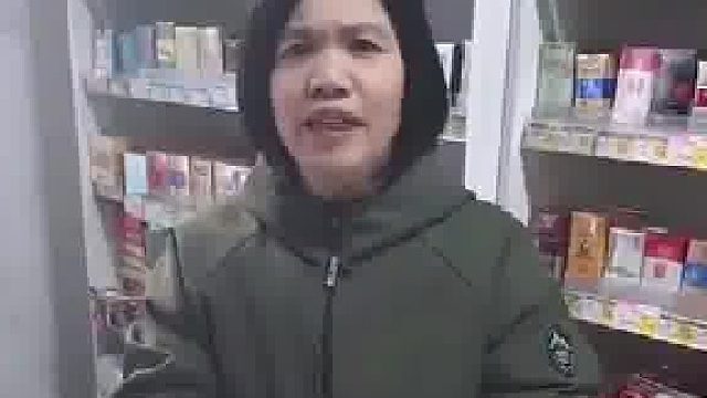 男子在自家商店拿完东西 老妈刚报完价就说给儿媳拿的 一看儿媳没来直接翻倍
