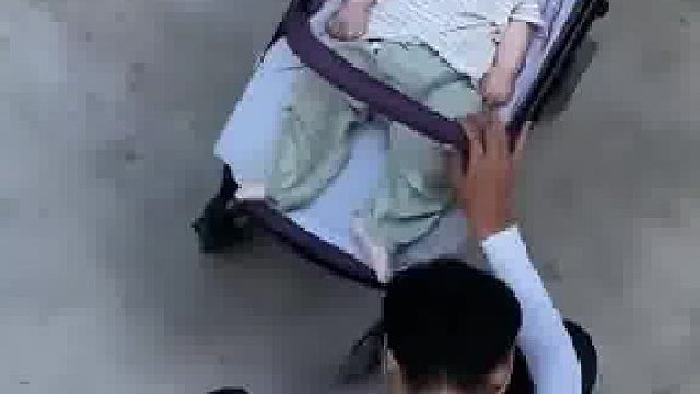女子因婆婆不帮忙带孩子而与丈夫离婚，离婚后丈夫不愿意走 挣钱帮忙照顾两个孩子