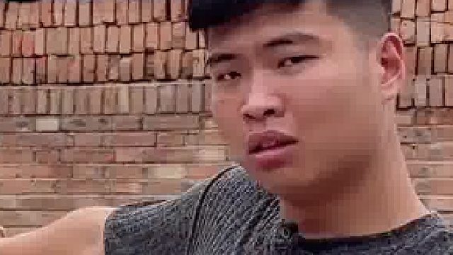 男子和朋友展示不回头也能空手接砖，砖头飞来直接砸他头上