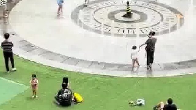 小孩哥把喷泉玩出新花样，让喷泉将锥形桶高高顶起