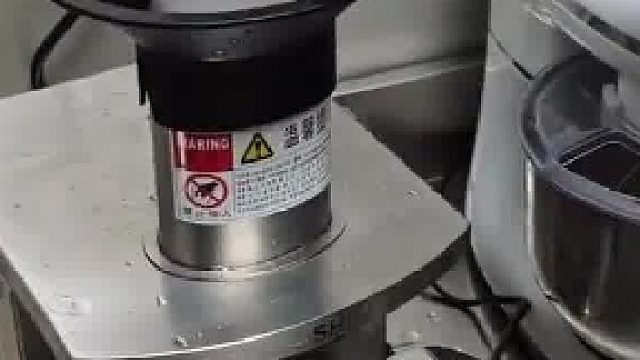 奶茶店老板演示3秒切蓝莓，就是有点费机器