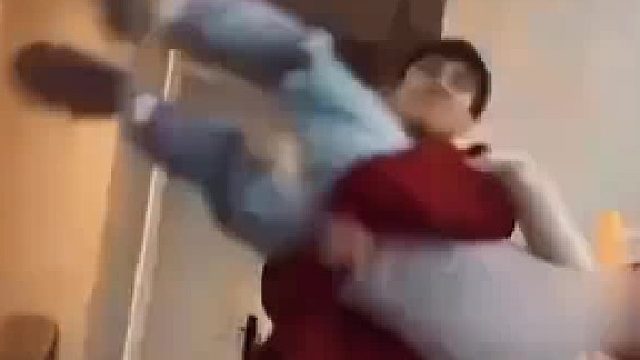 弟弟放假和姐姐打闹，一个不小心双方尴尬沉默不语