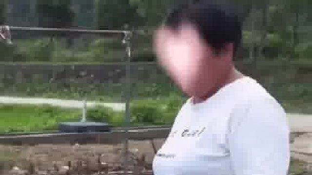 孩子不吃饭奶奶追着喂饭 妈妈气的砸碗