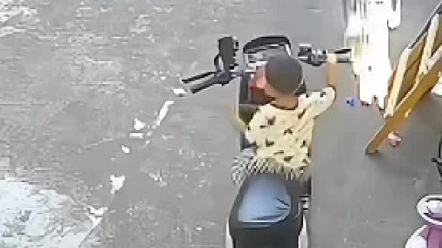 孩子妈妈好像还在指责救孩子的男人