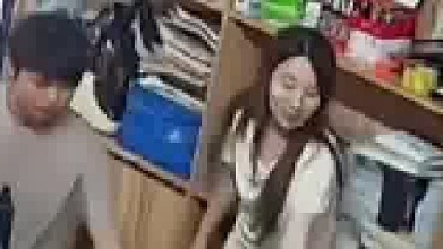 女儿看到妈妈亲爸爸也想要亲亲，被妈妈拒绝后假装被妈妈推倒，妈妈：这么会演戏直是小戏精