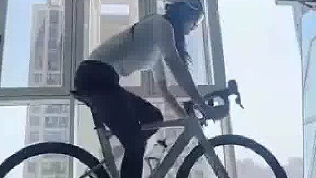 女子在家自制骑车跑道，每天就在家骑自行车​