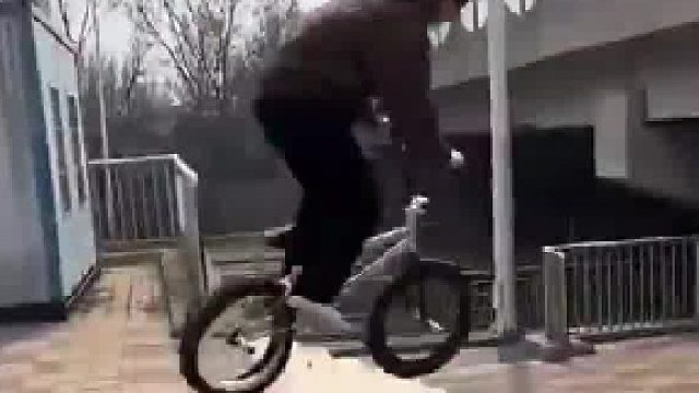 男子骑自行车飞坡结局惊人
