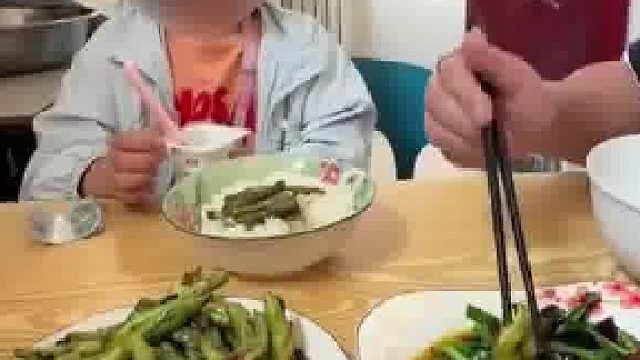 女儿问爸爸为啥妈妈不要她，爸爸的回答让人感到心酸