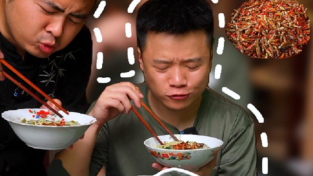 没想到这剩饭剩菜一锅乱煮虽然不好看，但是这味道还真不赖，配上几条小鱼仔又是满足的一天