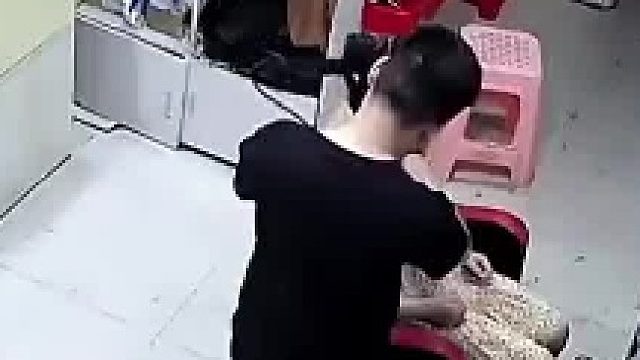 12厘米长蜈蚣溜进理发店 店主踩下被咬吓得跳起
