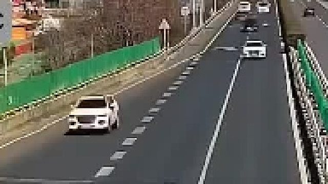 白车前面行驶，后面黑色车辆追尾应该负全责吗？