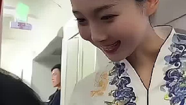 当 _弟弟 坐了 _姐姐 的航班，弟弟这么使唤姐姐，回家真的不会挨打吗？