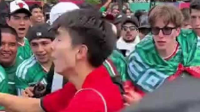 韩国球迷混入墨西哥人海，脱衣翻转全场沸腾