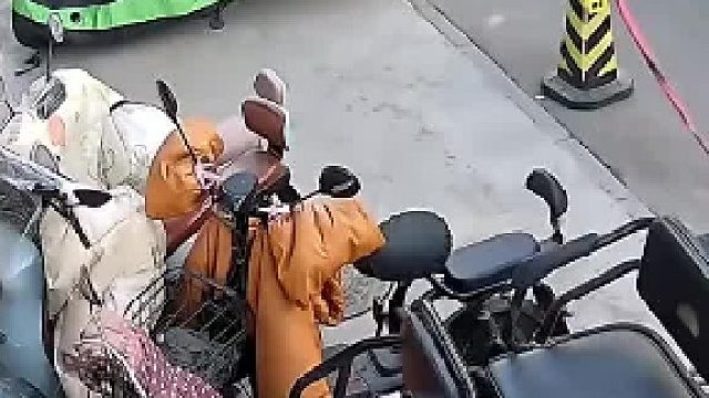 九万块的摩托车车牌架被人撞，男子看了一眼骑车离去