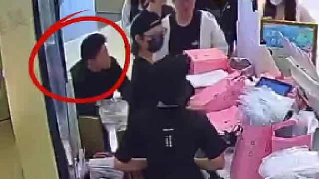 一男子趁店员转头的功夫，将店里的联名周边偷走了