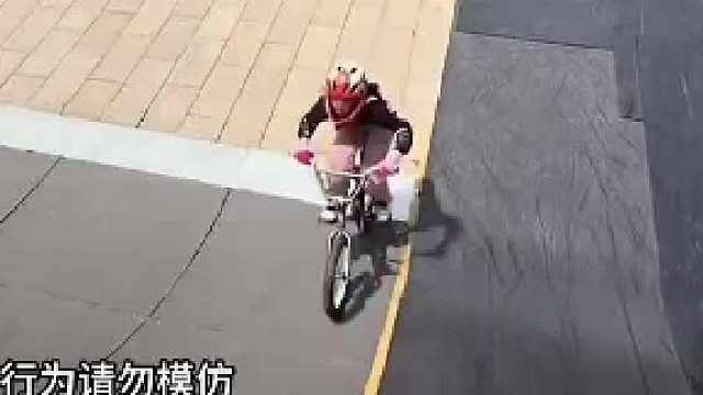 在自行车赛道训练教练陪同，刚骑到坡度顶端就被教练一脚踹下