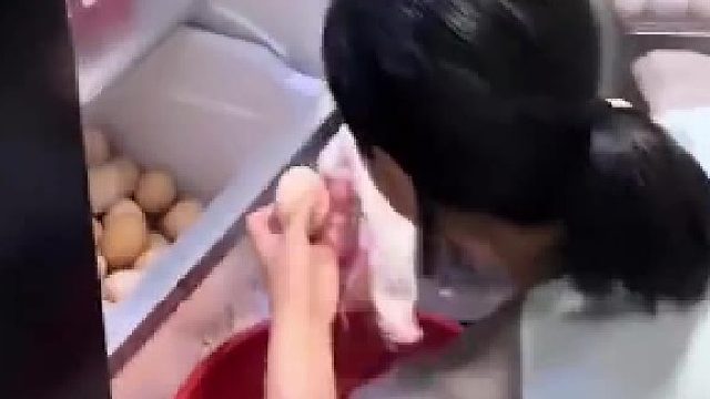 这种鸡蛋比无菌蛋好太多了，没有科技，鸡没有吃药下的蛋最健康，吃着大自然的饲料​