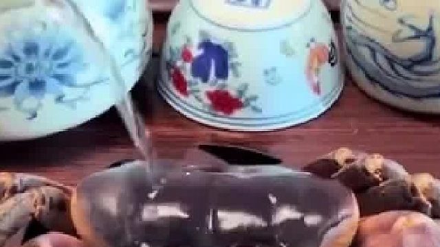 男子养“螃蟹”当茶宠，养了一年多​