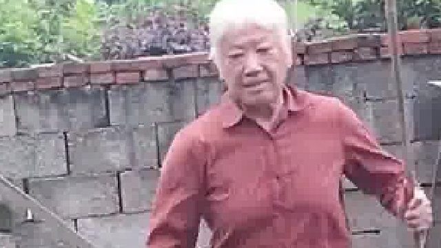 女子中午饭点想去朋友家玩耍，奶奶不让去​