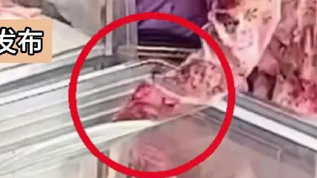 大妈偷牛肉被抓现行，一句反问惊呆老板，网友：这心理素质绝了