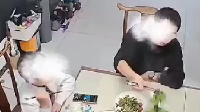 父亲让儿子多吃点菜，没想到儿子直接把菜甩他脸上！