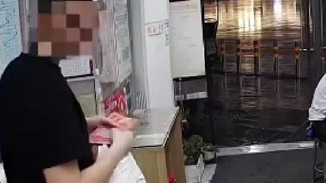 和朋友买刮刮乐，喜中80万大奖，朋友想看一眼