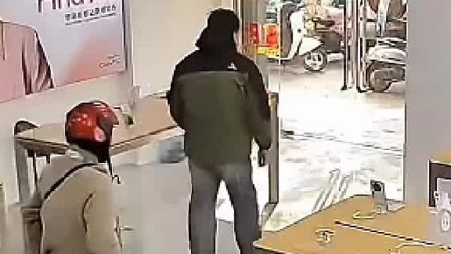 男孩在手机店买新手机未果，当着妈妈面怒摔手机后扬长而去