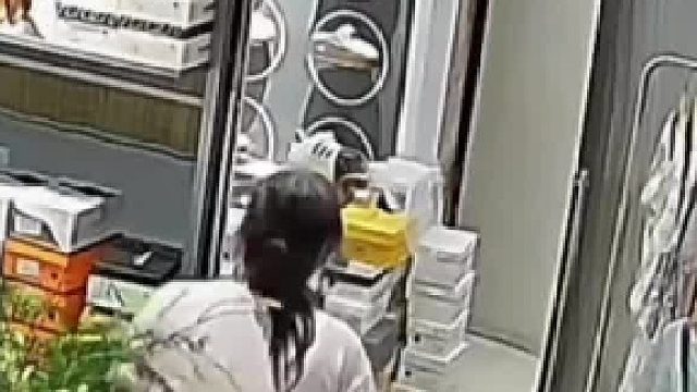 试衣镜被当门，顾客神态尽显无奈