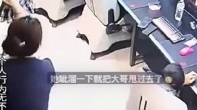 因为店里满机没有多余的机器双连，网管持续朝着顾客大拜终于求到了座位。