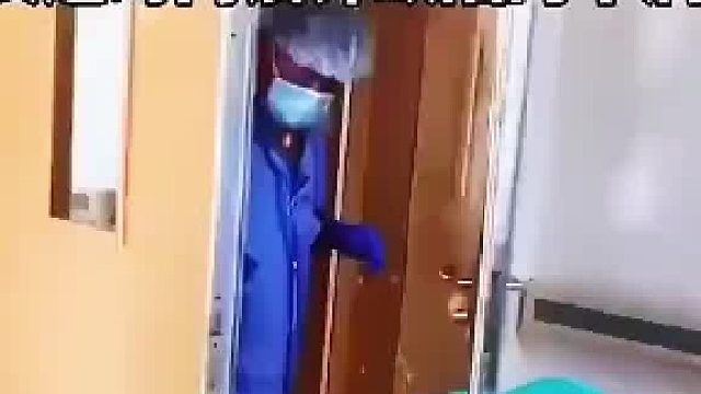 应该用双向开的门，随便那边进出都是顺位的