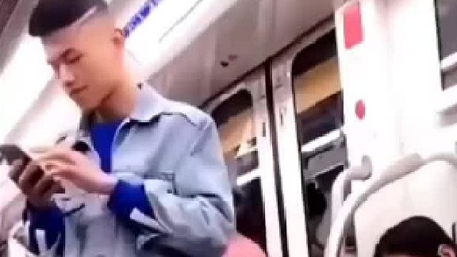 网友：小伙的举动太暖了！