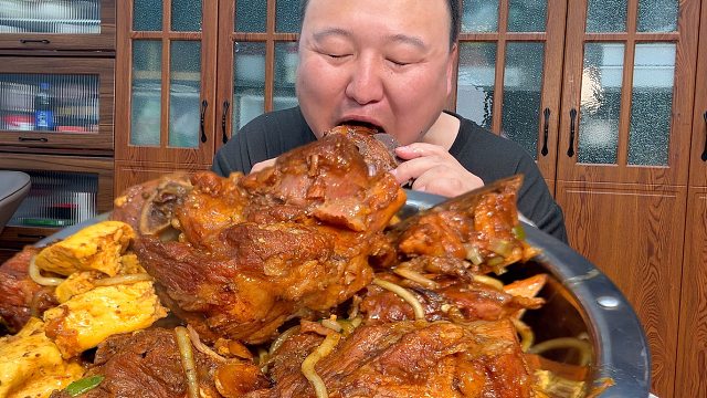 岳父送来点猪大骨，阿强做酱焖猪大骨，大口吃肉感觉超棒！
