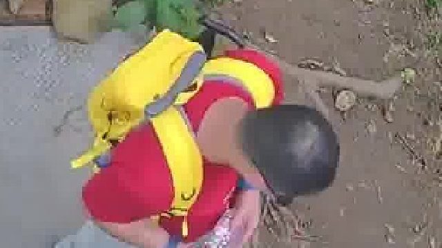 男子在山上自助售卖柜里买了两瓶饮料，走的时候竟直接拿走一瓶水