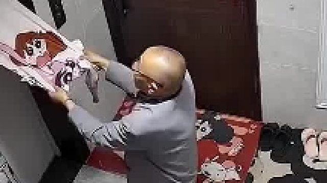 电梯门外的贴纸被物业撕掉