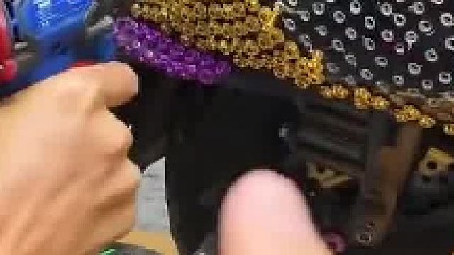 一颗钉子四块多，车子全钉满了，钉子比车子还要值钱