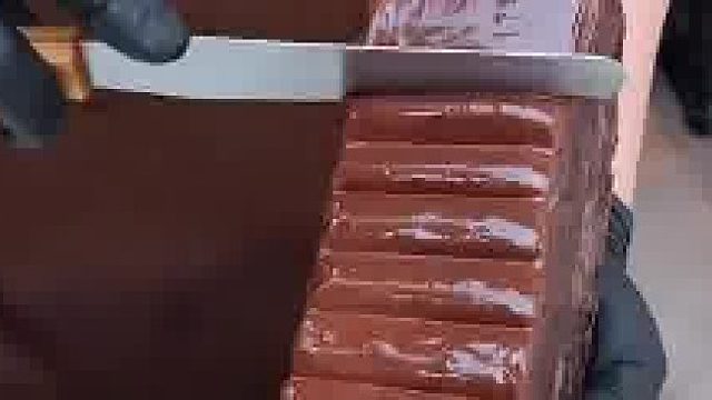 巧克力瀑布巴斯克芝士蛋糕​