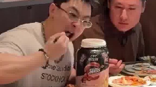 男子健身一周后去自助餐厅吃放纵餐，吃饭时竟往肉上撒增肌粉