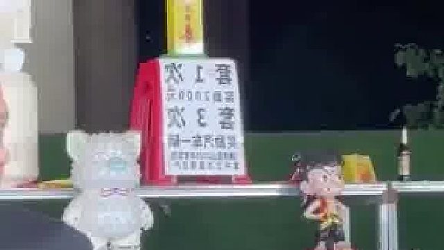 男子在桥下发现套圈摊位上写着，套中三次就送一辆汽车，男子都替老板感到紧张​