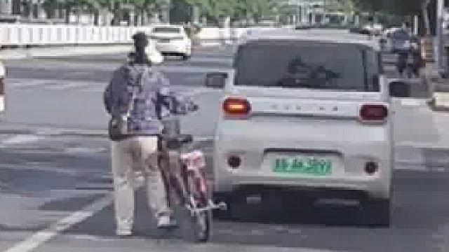 这是平时骑车骑习惯了吗，直接把新能源小车当电动车开了