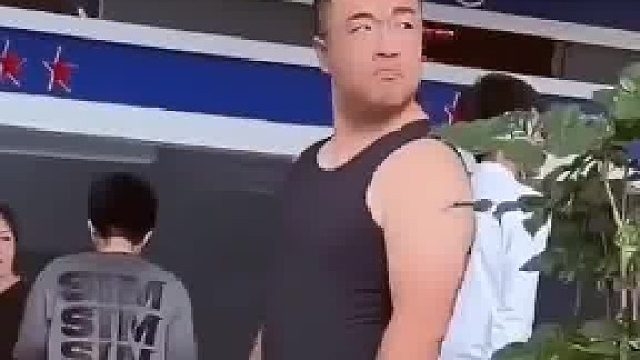 男子摇到“594SB”车牌，笑傲全场