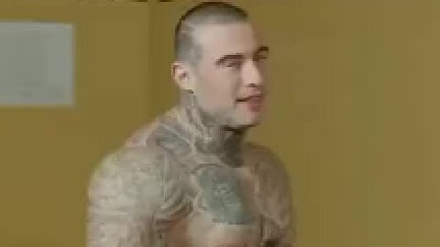 纹身男看着有点嚣张，结果