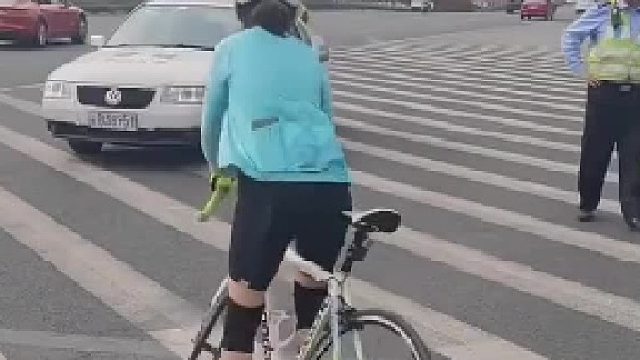 丢了个大人！女子骑车摔倒刚好被路过的交警碰