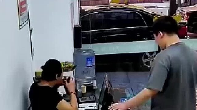 小伙理发被收四千，谁知一句话让老板认怂，最后直接笑翻了！