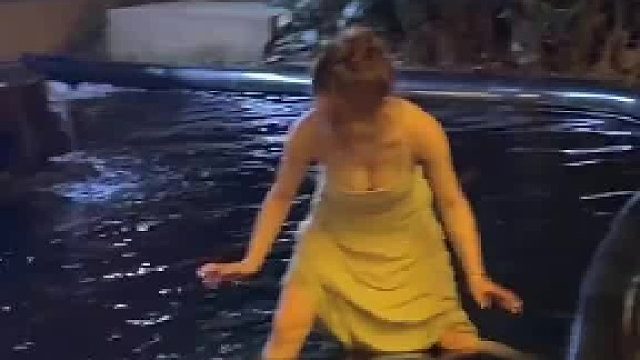 姐妹聚餐女子喝多了，直接跑酒店楼下抓鱼