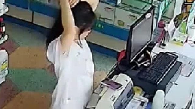 女店员看见老板来店里，悄悄躲了起来 准备吓一下他，老板刚进门 女店员大叫一声跳了出来，把老板吓得浑身一激灵…