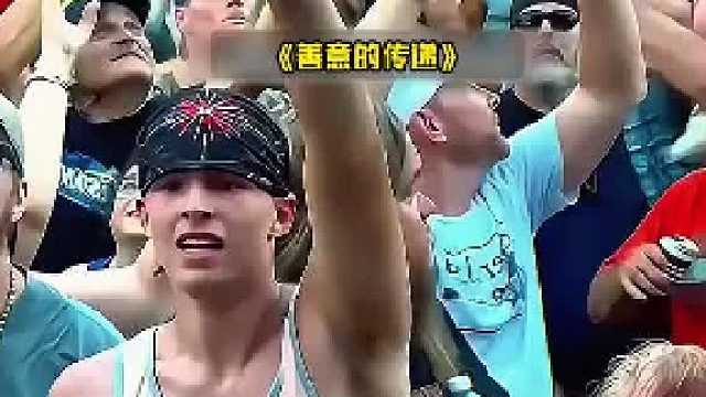 球场上有些感动来自于把快乐分享出去