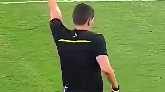 什么离谱操作？球员被判罚离场后又被召回！