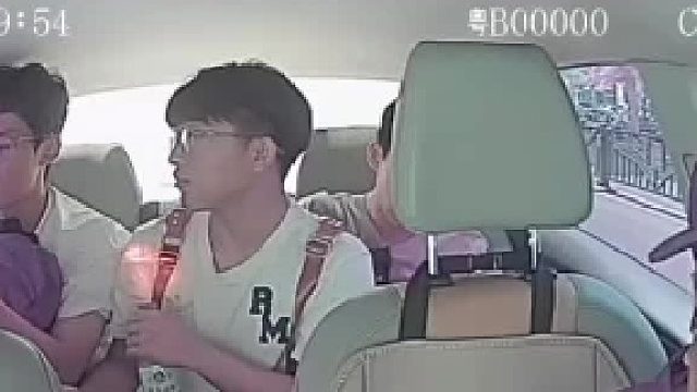 四个小伙子坐网约车，下车时互相提醒向司机致谢，老一辈说的一点没错，看一个人看他周围朋友就行了
