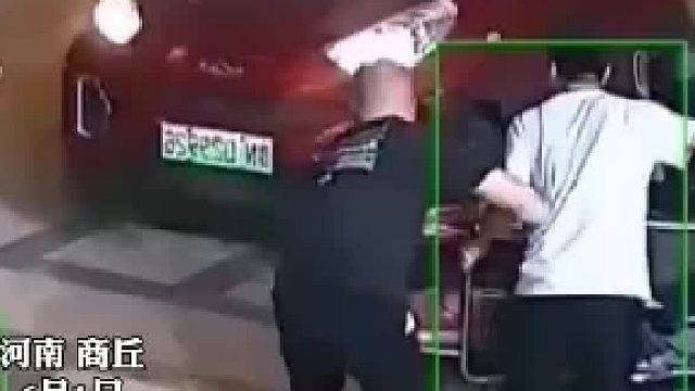 众人凭实力保住一桌菜。