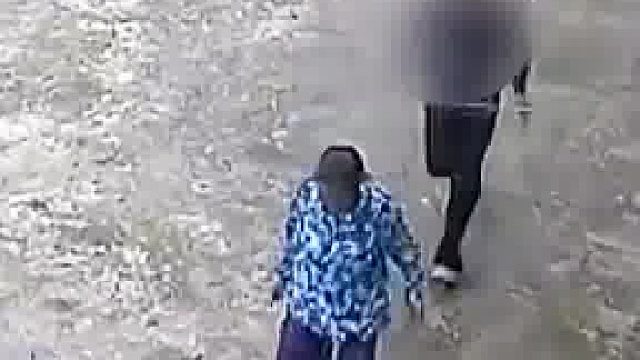 妈妈因为给玉米施肥多了死了几颗苗，爸爸直接火冒三丈动手打人​
